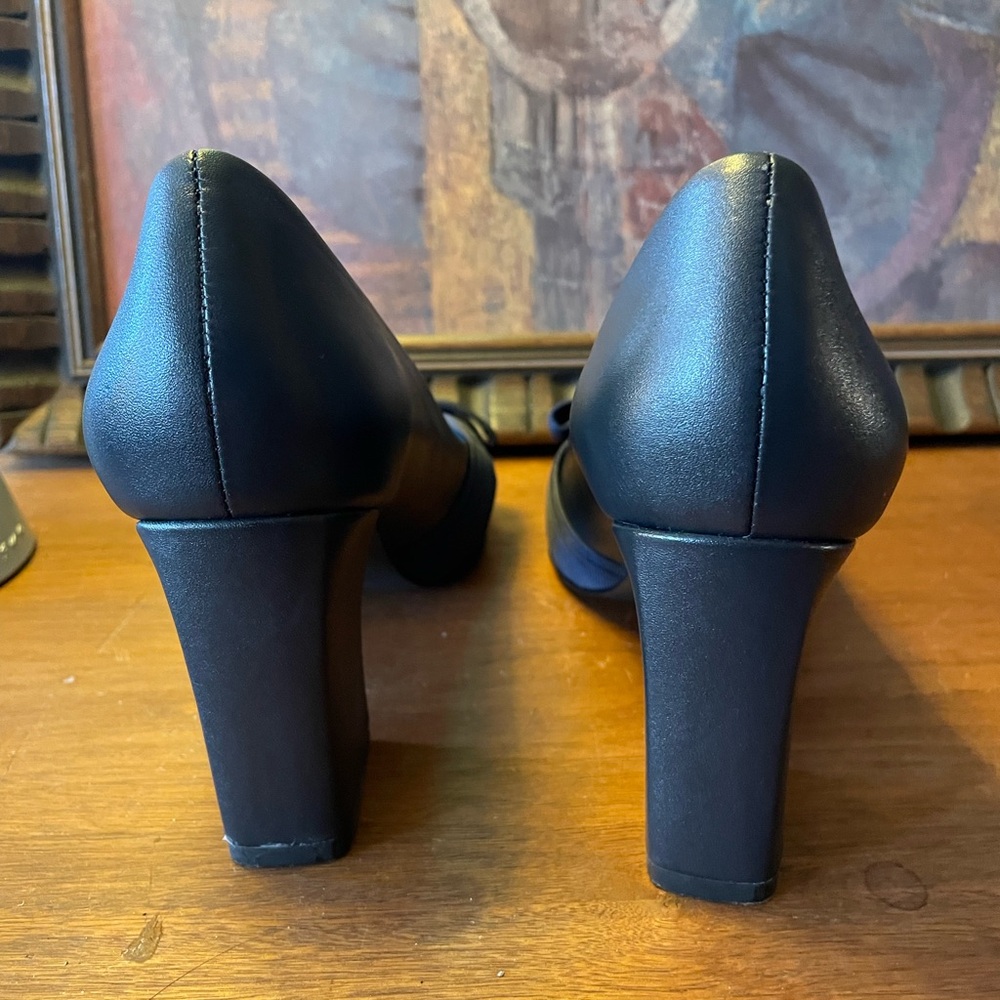 Brooks Brothers Red Fleece Navy Pump Heels - Picture 5 of 9